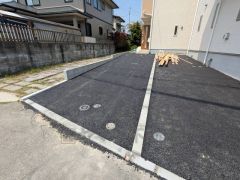 カースペースは縦列2台分を確保。マイカー用に、お客さま用に、余裕を持ってご利用いただけます。