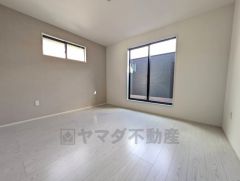 主寝室としてお使いいただけそうなこちらのお部屋は、日当たりが良く、爽やかな風を感じて起きる朝は、快適生活の始まりに。