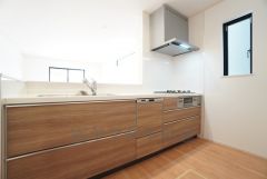 対面式キッチンなのでリビングにいるご家族とコミュニケーションを取りながら洗い物や、お料理が楽しめそうですね＾＾