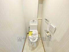 ウォシュレット、暖房便座、節電・節水機能など、使い勝手のよい高機能トイレです。 シンプルなクロスとフローリングで清潔感のある空間です＾＾ 