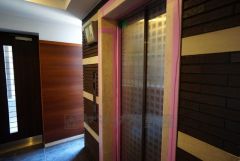 共用部。エレベーター完備。重たい荷物を持っていても楽に上り下りできますね。週末にまとめ買いしても安心です。