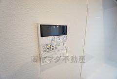 キッチン横から温度調節など楽々操作できる給湯器リモコンです＾＾忙しい夕飯の準備の時間帯に重宝しますね。