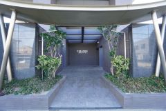 モダンデザインのエントランスアプローチ。タイル、石材、金属の異素材を組み合わせたスタイリッシュな外観＾＾