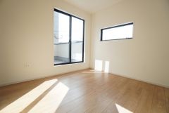 2面採光を確保した明るい室内は、風通しも良く、大変居心地の良い空間となっております。日当たりがよく、子供部屋としての利用もおすすめ。