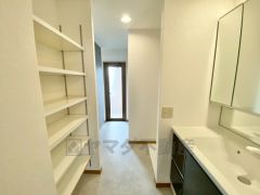 洗面室には収納が設けられています。 衣類やタオルの収納スペースを確保＾＾雑然とした洗面室がすっきり片付けやすくなります。 洗面室からバルコニーにそのままでれます。家事ラク動線＾＾ 