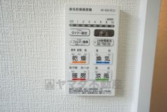 浴室暖房乾燥機には、暖房、乾燥、涼風、換気の4つの機能が付いています。タイマー付きです。換気・雨の日の洗濯も安心です＾＾