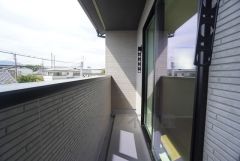 日当たり、風通し良好なバルコニー。天気のいい日にはお布団もまとめて干せそうですね＾＾