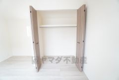 洋室にはハンガーパイプ付きのクローゼットが設けられています。たっぷり収納できるので衣替えの心配もいりませんね＾＾