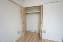 使用頻度が少ないものは枕棚の上に、足元には3段ボックスを置いて、フル活用できるクローゼットです＾＾