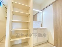 三面鏡にハンドシャワー付きで使いやすい洗面台です＾＾鏡裏と洗面ボウル下に収納付きの洗面台なので、整理整頓ができスッキリと使えます＾＾