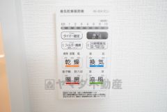 浴室暖房乾燥機には、暖房、乾燥、涼風、換気の4つの機能が付いています。タイマー付きです。換気・雨の日の洗濯も安心です＾＾