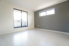 主寝室としてお使いいただけそうなこちらのお部屋は、日当たりが良く、爽やかな風を感じて起きる朝は、快適生活の始まりに。
