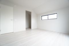 ウォークインクローゼットには扉を付けていないので部屋がより広く感じられますね。