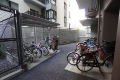 屋根付き駐輪場なので、雨の日も自転車を安心して保管できます。通勤・通学に自転車を使う方にも便利です＾＾