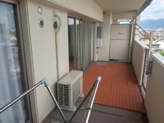 南側に面したバルコニーは日当たり良好です。お洗濯物も気持ちよく干せそうです。日光浴をしたり、星を眺めたりも良いですね^^