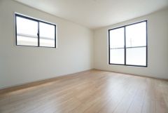 主寝室としてお使いいただけそうなこちらのお部屋は、日当たりが良く、爽やかな風を感じて起きる朝は、快適生活の始まりに。
