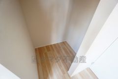 収納力豊富なウォークインクローゼット。洋服や小物などを1箇所にまとめて美しい収納を実現します。スーツケースのような大型の荷物も置けます＾