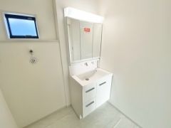 三面鏡裏収納付き洗面化粧台です＾＾ 歯磨きセットやスキンケア用品などの収納に便利ですね。