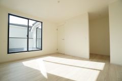 窓からの光が差し込む明るい洋室＾＾ ウォークインクローゼット付きなので、毎日のコーディネートが楽しくなりそうですね＾＾