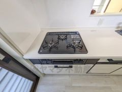 3種類の料理が同時に調理できる、3口ガスコンロ。忙しい夕食の支度時間が短縮できて効率よくお料理が楽しめます。