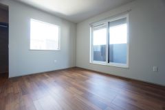 寛ぎの時間を紡ぎだす主寝室は、大型ベッドを置いても余裕の広さを確保しています。オープンクローゼットとウオークインクローゼット付きです。
