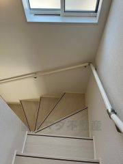 小さなお子様やご高齢の方にも配慮された手摺り付き階段です。