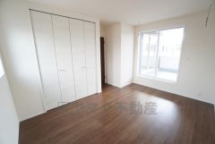 バルコニーに面した洋室です。大きな窓からやわらかな陽が差し込む明るいお部屋です。寝室としてもおすすめです。