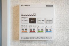 雨の日の洗濯も安心できる浴室暖房乾燥機付き浴室。リモコンで操作もボタン1つで簡単。