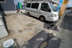 駐車スペースはゆとりある4台分を確保。マイカー用に、お客さま用に、余裕を持ってご利用いただけます＾＾ 