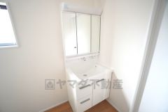 三面鏡裏収納付き洗面化粧台です＾＾ 歯磨きセットやスキンケア用品などの収納に便利ですね。ランドリースペース上部には窓も付いており換気に便利です＾＾