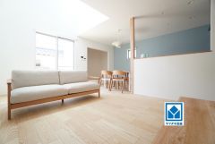 大きな掃き出し窓のあるリビングは、陽光あふれる明るい空間です。ゆったりと寛げる憩いの場となりそうです。