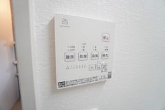 雨の日の洗濯も安心できる浴室暖房乾燥機付き浴室。リモコンで操作もボタン1つで簡単。
