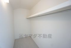ウォークインクローゼット付き＾＾ハンガーパイプ下にボックスを置いて、枕棚を活用して、たっぷりと収納できそうです＾＾