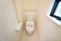 1階2階の2ヶ所にトイレがありますので、忙しい朝にも家族に気を使わず、ゆとりが生まれますね＾＾ 小窓付きで換気する時に便利です＾＾