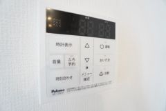 キッチン横からお湯張り、追い炊き、足し湯がボタン一つで楽々操作できる給湯機リモコンです。忙しい夕飯準備の時間帯に重宝しますね。