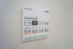 浴室暖房乾燥機には、暖房、乾燥、涼風、換気の4つの機能が付いています。タイマー付きです。換気・雨の日の洗濯も安心です＾＾