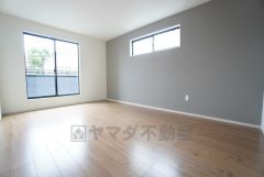 8.7帖。主寝室としてお使いいただけそうなこちらのお部屋は、日当たりが良く、爽やかな風を感じて起きる朝は、快適生活の始まりに。 アクセントクロスでこだわりの空間＾＾ 