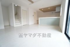 窓から光が差し込む明るいダイニングです＾＾