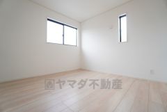 2面採光を確保した明るい室内は、風通しも良く、大変居心地の良い空間となっております。日当たりがよく、子供部屋としての利用もおすすめ。