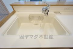 色も形もキレイなシンクは、広さも確保しているので、大きめの鍋も簡単に洗えます＾＾