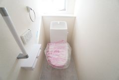温水洗浄機付トイレです。節水機能もあるので、安心して使えますね。もちろん、1階2階の2ヶ所にトイレがあるので、忙しい朝にもゆとりができますね。