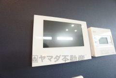 防犯はもちろん、セールスマン対策にもなるモニター付きインターホンです。 来訪者の顔が見えて安心ですね＾＾