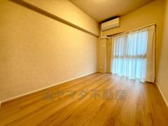 5.6帖。採光を確保した明るい室内は、風通しも良く、大変居心地の良い空間となっております。日当たりがよく、子供部屋としての利用もおすすめ。 