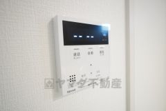 お湯張り、追い炊き、足し湯がボタン一つで楽々操作できる給湯機リモコンです＾＾忙しい夕飯の準備の時間帯に重宝しますね。