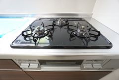 3種類の料理が同時に調理できる、3口ガスコンロ。忙しい夕食の支度時間が短縮できて効率よくお料理が楽しめます。 