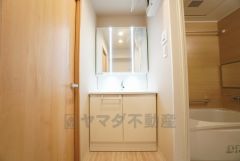 三面鏡裏収納付き洗面化粧台です＾＾ 歯磨きセットやスキンケア用品などの収納に便利ですね。 生活感も隠すことができ、来客時にも安心です。 