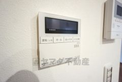 キッチン横からお湯張り、追い炊き、足し湯がボタン一つで楽々操作できる給湯機リモコンです＾＾忙しい夕飯の準備の時間帯に重宝しますね。