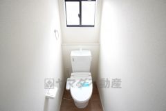 1階2階の2ヶ所にトイレがありますので、忙しい朝にも家族に気を使わず、ゆとりが生まれますね＾＾ 小窓付きで換気する時に便利です＾＾