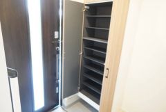 シューズクローゼットは実用性と機能性を兼ね備えています。急な来客でも、いつも整頓された玄関でお出迎えができます。