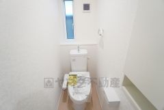 清潔感のある使い勝手の良いトイレで、毎日気持ちよくお使いいただけます。温水洗浄便座付きで、季節を問わず快適にご利用いただけます＾＾小窓付きで換気に便利＾＾